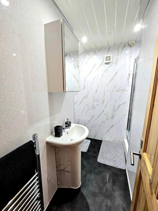 Spacious Haven With Free Parking 格拉斯哥 外观 照片